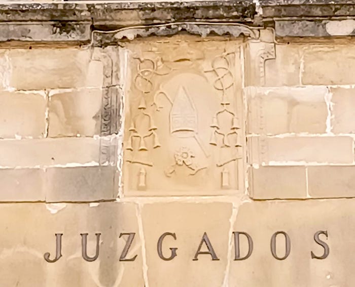 Escudo episcopal en la fachada de la Cárcel del Obispo, actuales juzgados de Úbeda