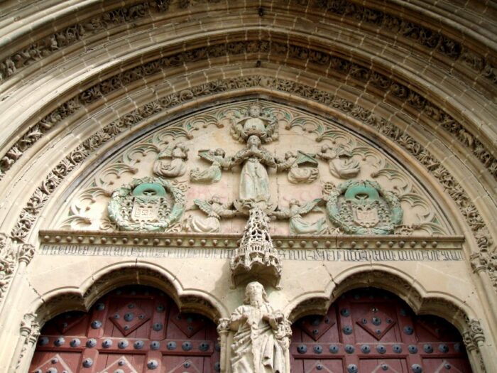 Conjunto escultórico en la portada sur de la iglesia de San Pablo