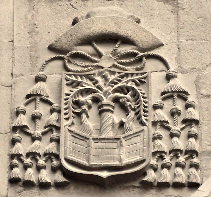 Escudo del obispo constructor en la iglesia de San Ildefonso de Jaén