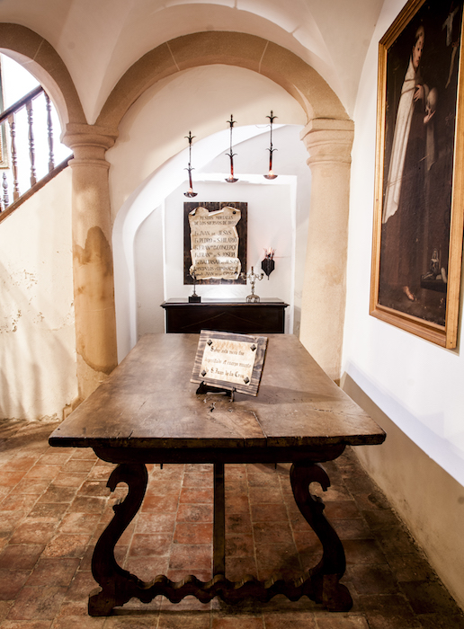 Mesa donde estuvo el cuerpo yacente de San Juan de la Cruz, en la Sacristía Conventual