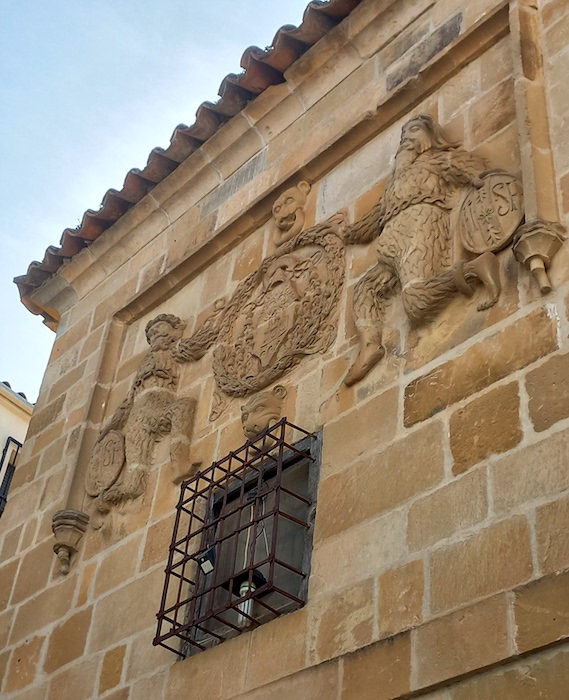 Escudo de Alonso Suárez de la Fuente del Sauce en la Casa de los Salvajes de Úbeda