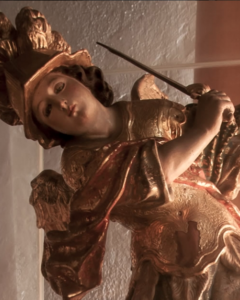 Estatua de San Miguel en la Sacristía Conventual del museo San Juan de la Cruz de Úbeda