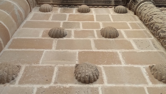 Conchas santiaguistas en la fachada de la Casa de las Torres de Úbeda