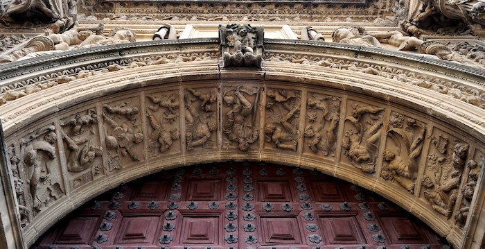 Relieves clásicos en la fachada principal del Salvador de Úbeda