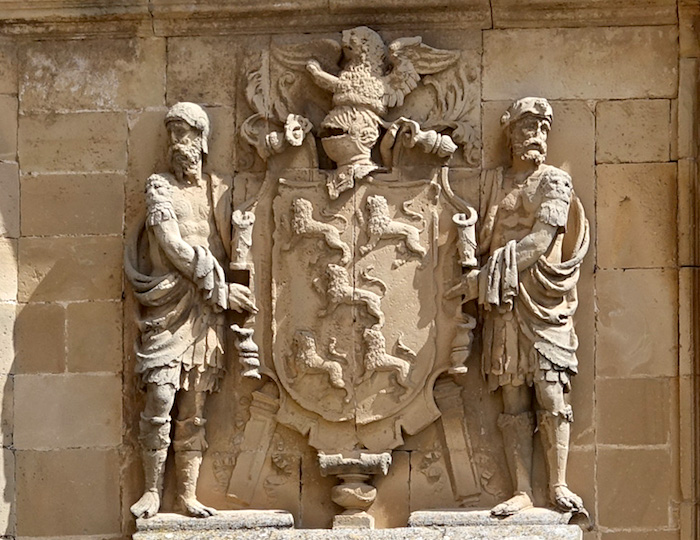 Escudo de Francisco de los Cobos en la fachada del Salvador de Úbeda