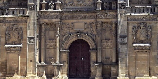 La leyenda de los Juancaballos en la fachada de la Sacra Capilla del Salvado de Úbeda
