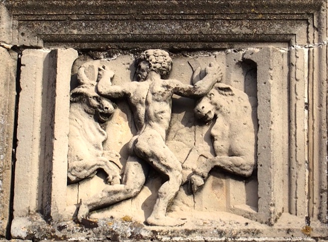 Hércules y los toros de Gerión en la fachada del Salvador de Úbeda